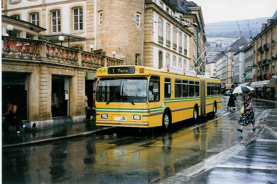 (033'231) - TN Neuch�tel - Nr. 164 - FBW/Hess Gelenktrolleybus am 6. Juli 1999 in Neuch�tel, Place Pury