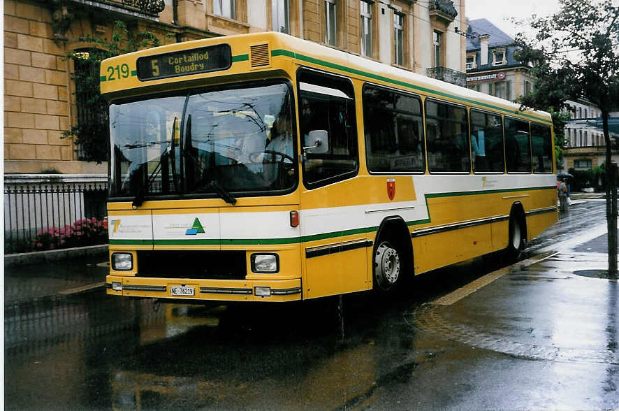 (033'234) - TN Neuch�tel - Nr. 219/NE 76'219 - Volvo/Hess am 6. Juli 1999 in Neuch�tel, Place Pury