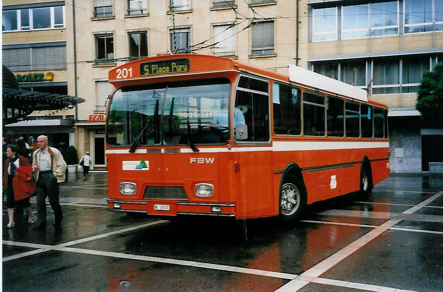 (033'304) - TN Neuch�tel - Nr. 201/NE 26'101 - FBW/Hess (ex Nr. 101) am 6. Juli 1999 in Neuch�tel, Place Pury