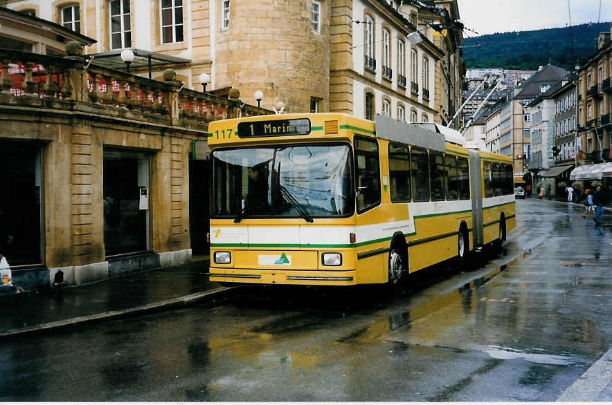 (033'308) - TN Neuch�tel - Nr. 117 - NAW/Hess Gelenktrolleybus am 6. Juli 1999 in Neuch�tel, Place Pury
