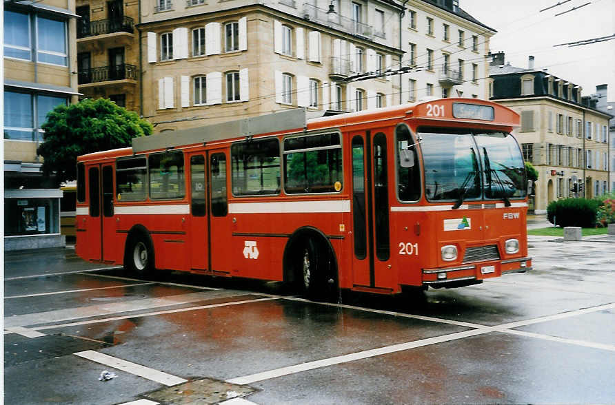 (033'315) - TN Neuch�tel - Nr. 201/NE 26'101 - FBW/Hess (ex Nr. 101) am 6. Juli 1999 in Neuch�tel, Place Pury