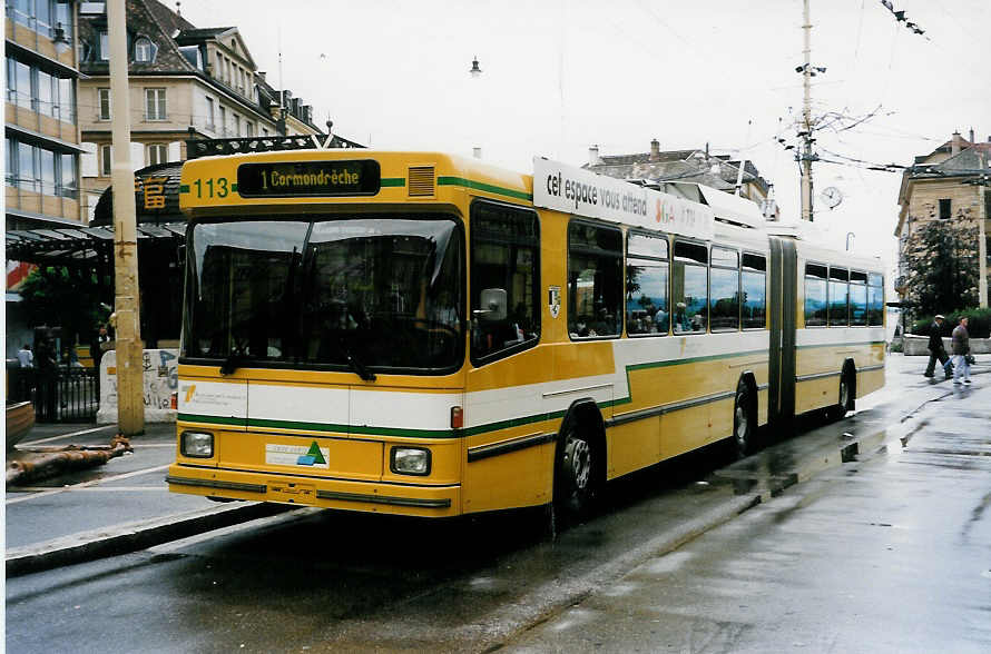 (033'319) - TN Neuch�tel - Nr. 113 - NAW/Hess Gelenktrolleybus am 6. Juli 1999 in Neuch�tel, Place Pury