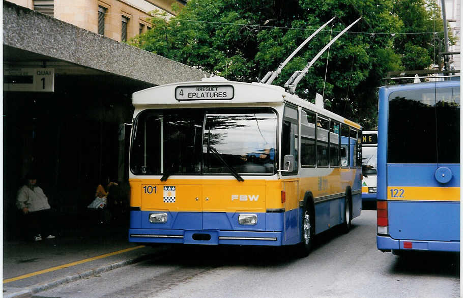 (033'407) - TC La Chaux-de-Fonds - Nr. 101 - FBW/Hess-Haag Trolleybus am 6. Juli 1999 beim Bahnhof La Chaux-de-Fonds