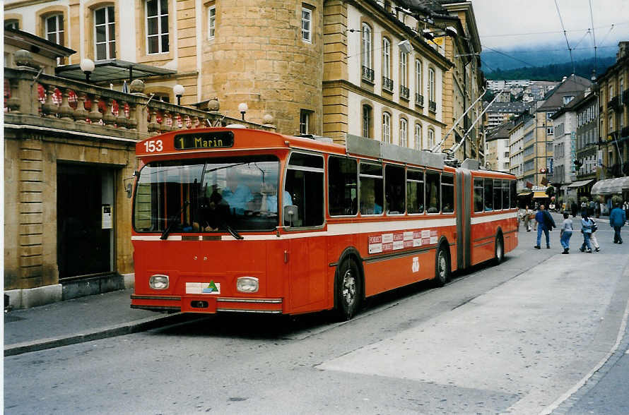 (034'008) - TN Neuch�tel - Nr. 153 - FBW/Hess Gelenktrolleybus (ex Nr. 53) am 10. Juli 1999 in Neuch�tel, Place Pury