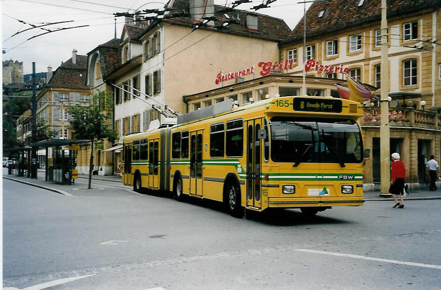 (034'015) - TN Neuch�tel - Nr. 165 - FBW/Hess Gelenktrolleybus am 10. Juli 1999 in Neuch�tel, Place Pury