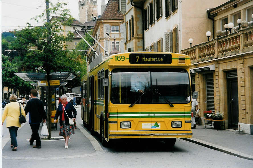 (034'017) - TN Neuch�tel - Nr. 169 - FBW/Hess Gelenktrolleybus am 10. Juli 1999 in Neuch�tel, Place Pury