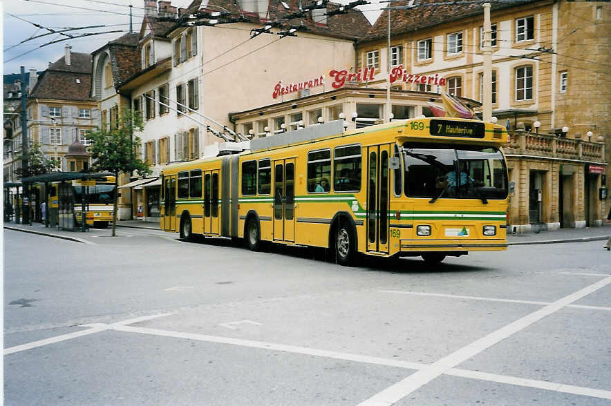 (034'022) - TN Neuch�tel - Nr. 169 - FBW/Hess Gelenktrolleybus am 10. Juli 1999 in Neuch^tel, Place Pury