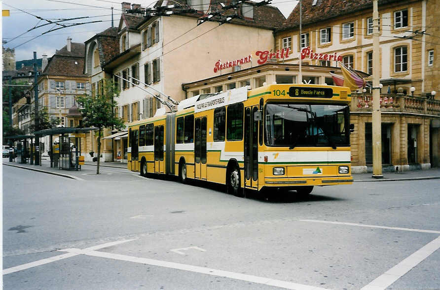 (034'023) - TN Neuch�tel - Nr. 104 - NAW/Hess Gelenktrolleybus am 10. Juli 1999 in Neuch�tel, Place Pury