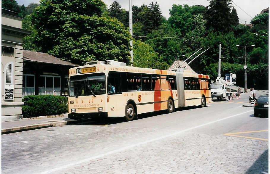 (034'103) - SVB Bern - Nr. 66 - Volvo/Hess Gelenktrolleybus am 12. Juli 1999 in Bern, B�rengraben