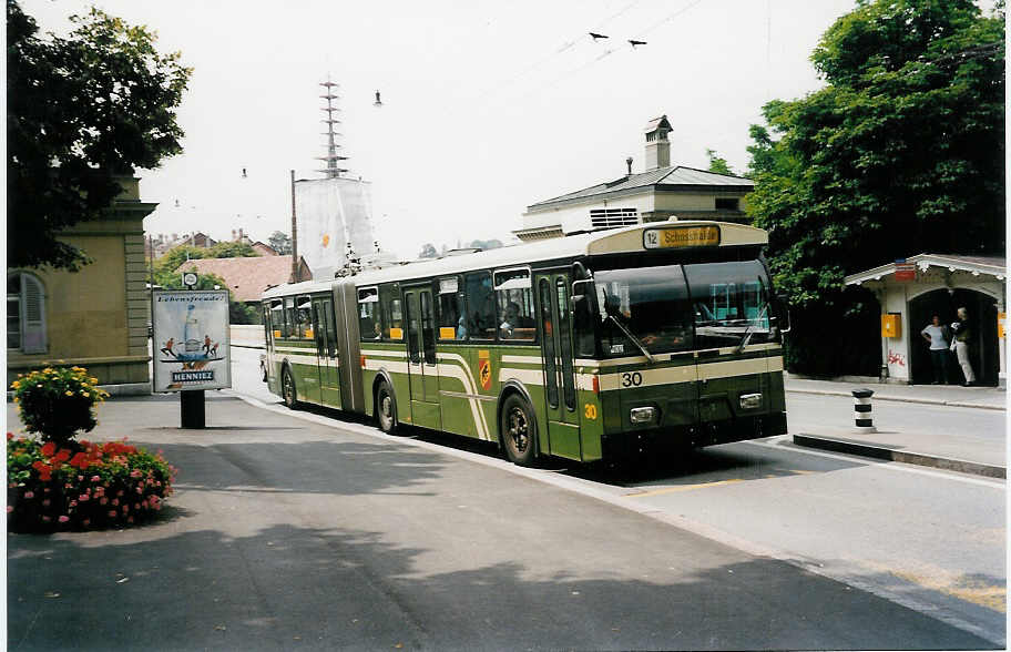 (034'104) - SVB Bern - Nr. 30 - FBW/Hess Gelenktrolleybus am 12. Juli 1999 in Bern, B�rengraben