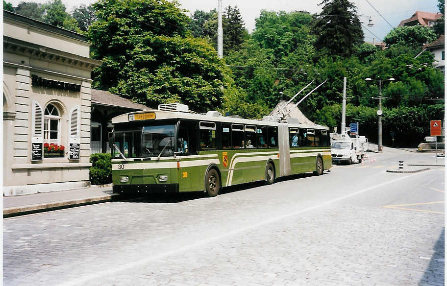 (034'108) - SVB Bern - Nr. 30 - FBW/Hess Gelenktrolleybus am 12. Juli 1999 in Bern, B�rengraben