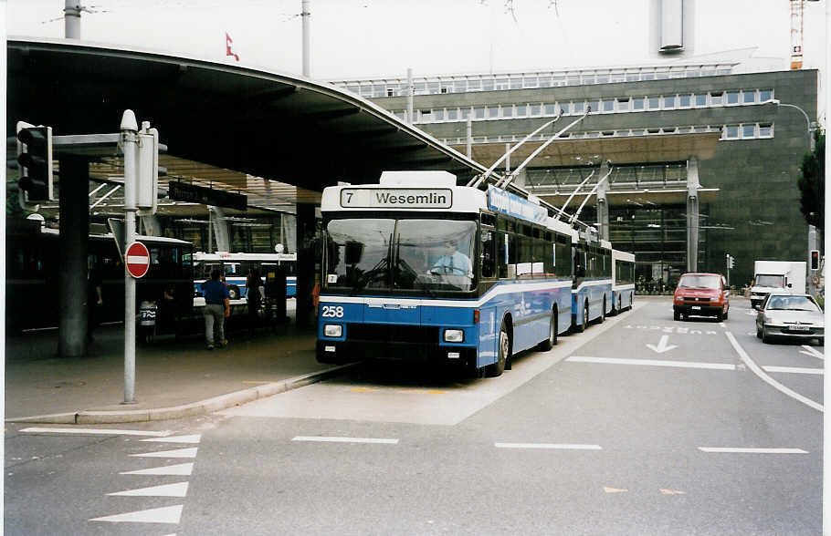 (034'310) - VBL Luzern - Nr. 258 - NAW/R&J-Hess Trolleybus am 13. Juli 1999 beim Bahnhof Luzern