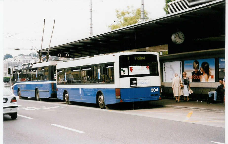 (034'311) - VBL Luzern - Nr. 304 - Lanz+Marti/Hess Personenanh�nger am 13. Juli 1999 beim Bahnhof Luzern