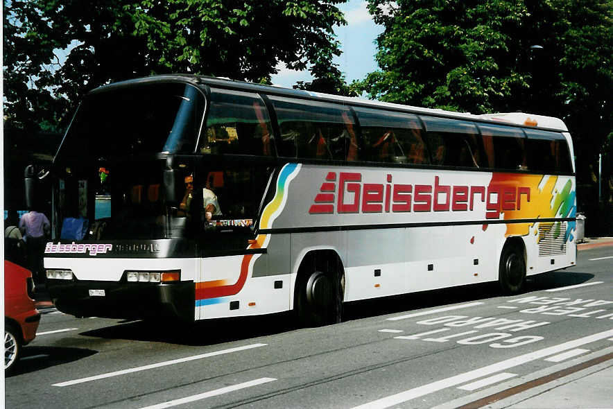 (034'834) - Geissberger, Z�rich - ZH 77'411 - Neoplan am 26. Juli 1999 beim Bahnhof Luzern