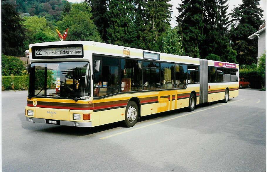 (035'006) - STI Thun - Nr. 69/BE 456'869 - MAN am 31. Juli 1999 bei der Schiffl�ndte Thun