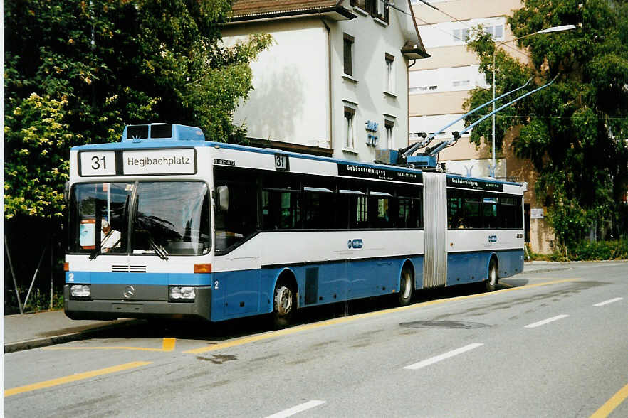 (035'029) - VBZ Z�rich - Nr. 2 - Mercedes Gelenktrolleybus am 4. August 1999 beim Bahnhof Schlieren