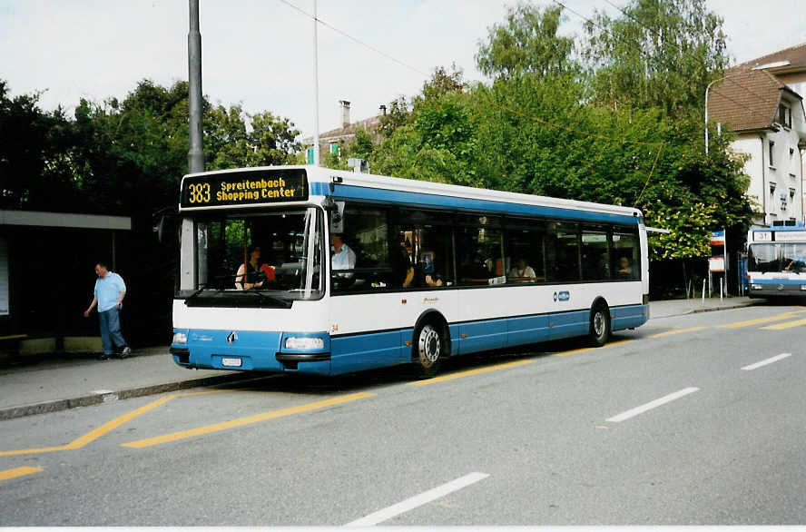 (035'030) - H�rzeler, Dietikon - Nr. 34/ZH 121'532 - Renault am 4. August 1999 beim Bahnhof Schlieren