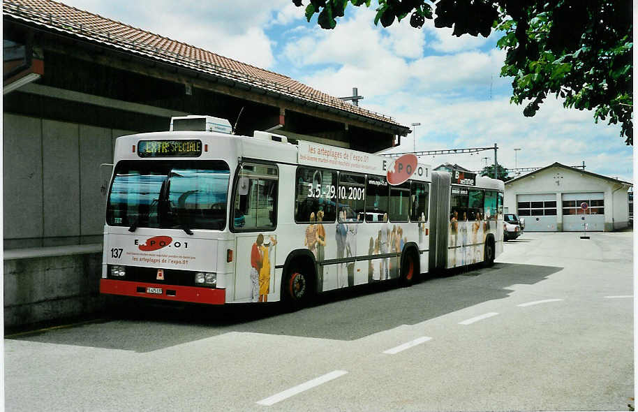 (035'204) - VB Biel - Nr. 137/BE 425'137 - Volvo/R&J am 8. August 1999 beim Bahnhof Saignel�gier