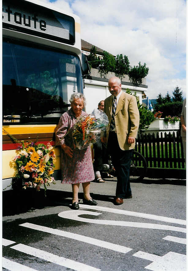 (035'335) - STI Thun - Nr. 70/BE 389'670 - MAN am 21. August 1999 in Thun-Lerchenfeld, Langestrasse (mit der �ltesten Lerchenfelderin Marta Stoss und Gemeinderat Andreas L�scher; Teilaufnahme)