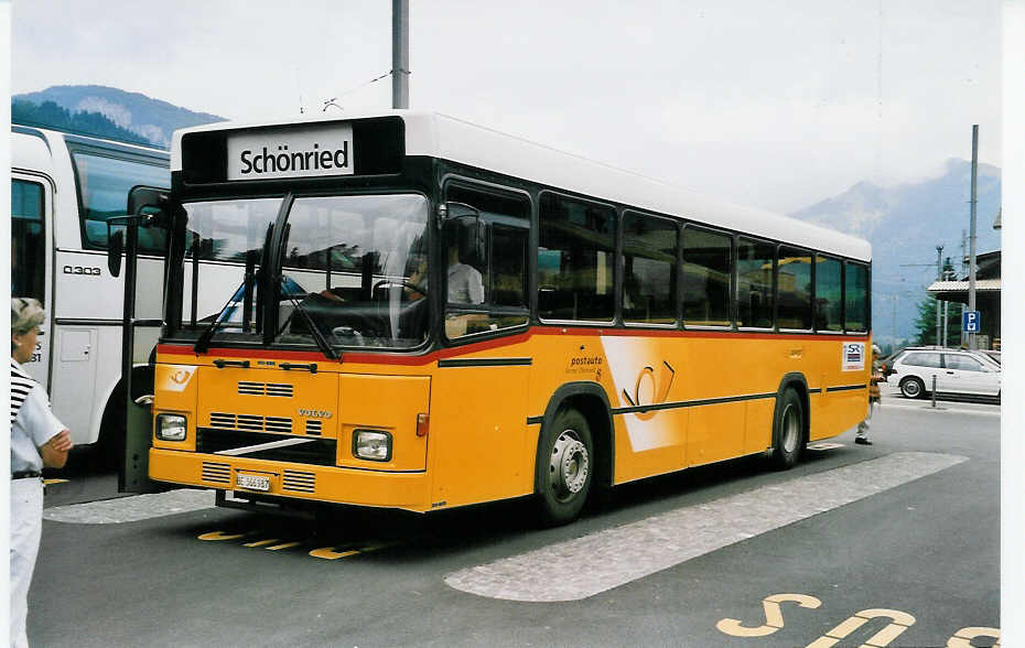 (036'103) - K�bli, Gstaad - BE 366'987 - Volvo/Lauber am 29. August 1999 beim Bahnhof Gstaad