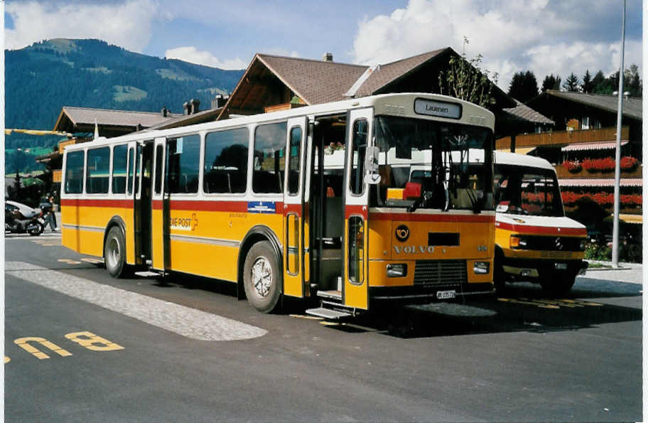 (036'629) - K�bli, Gstaad - BE 235'726 - Volvo/Lauber am 29. August 1999 beim Bahnhof Gstaad