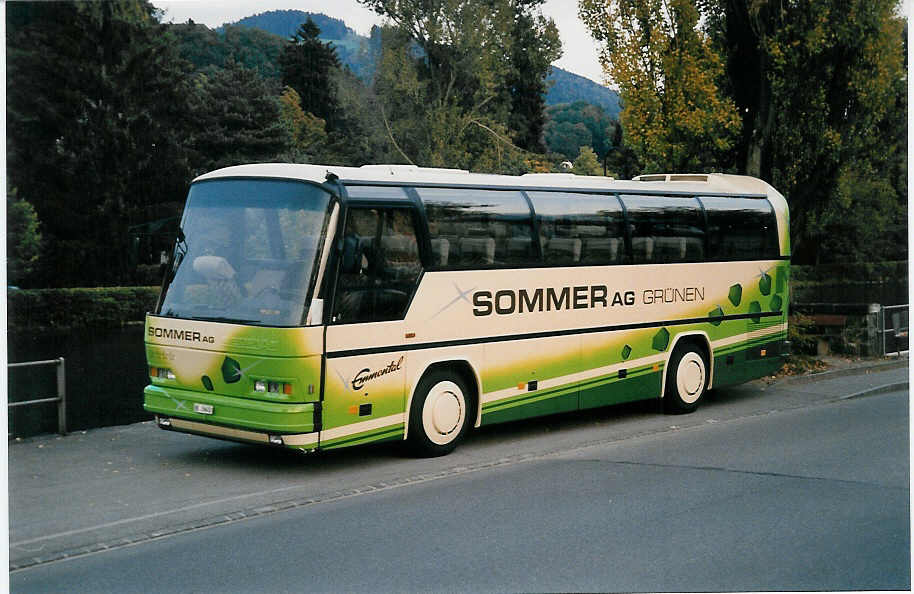 (037'227) - Sommer, Gr�nen - BE 26'602 - Neoplan am 8. Oktober 1999 bei der Schiffl�ndte Thun