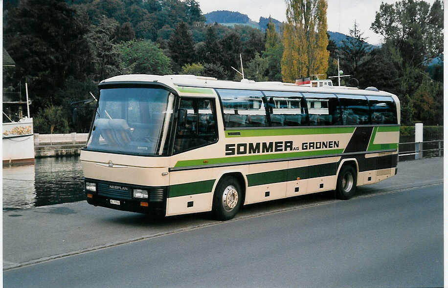 (037'228) - Sommer, Gr�nen - BE 71'702 - Neoplan am 8. Oktober 1999 bei der Schiffl�ndte Thun