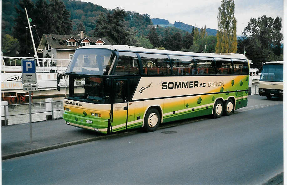 (037'229) - Sommer, Gr�nen - BE 153'590 - Neoplan am 8. Oktober 1999 bei der Schiffl�ndte Thun