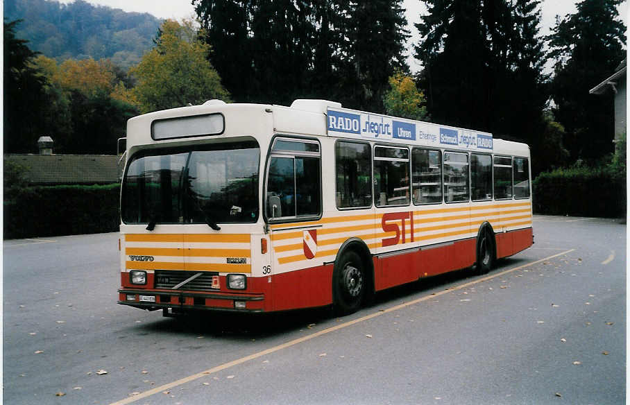 (037'405) - STI Thun - Nr. 36/BE 443'836 - Volvo/R&J (ex SAT Thun Nr. 36) am 18. Oktober 1999 bei der Schiffl�ndte Thun