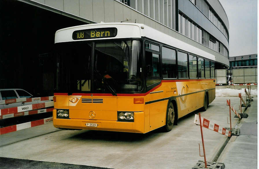 (037'909) - PTT-Regie - P 25'309 - Mercedes/R&J am 26. November 1999 in Bern, Postautostation