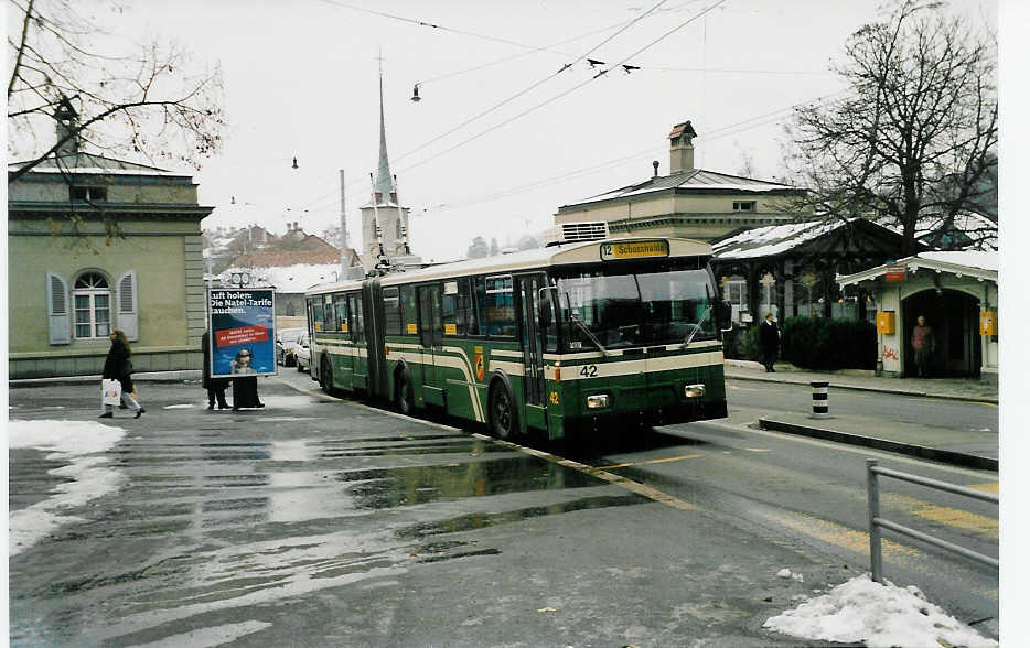 (037'915) - SVB Bern - Nr. 42 - FBW/R&J Gelenktrolleybus am 26. November 1999 in Bern, B�rengraben