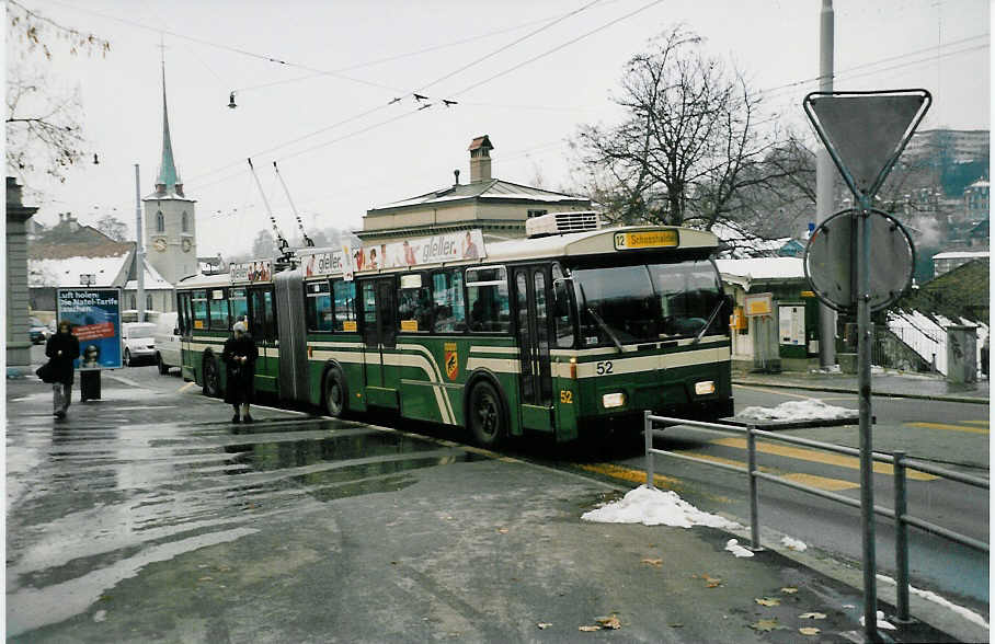 (037'916) - SVB Bern - Nr. 52 - FBW/Hess Gelenktrolleybus am 26. November 1999 in Bern, B�rengraben