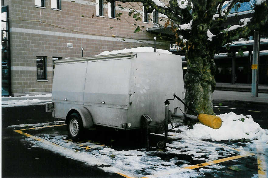 (037'931) - ASKA Aeschi - Nr. 1/BE 183'016 - Wiederkehr Gep�ckanh�nger am 27. November 1999 beim Bahnhof Spiez