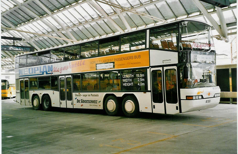 (038'432) - PTT-Regie - P 27'815 - Neoplan (ex L�beck-Travem�nde-Verkehrsgesellschaft Nr. 55) am 1. Januar 2000 in Chur, Postautostation