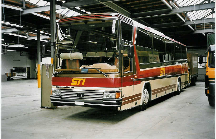 (038'917) - STI Thun - Nr. 39/BE 61'012 - Dr�gm�ller (ex TSG Blumenstein Nr. 9) am 8. Februar 2000 in Thun, Garage