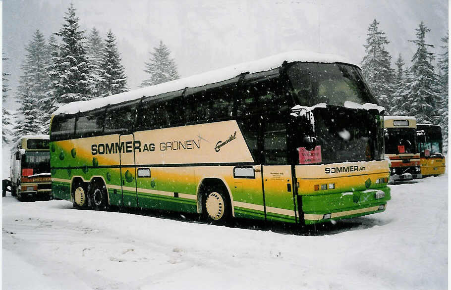 (039'111) - Sommer, Gr�nen - BE 153'590 - Neoplan am 19. Februar 2000 in Adelboden, Unter dem Birg