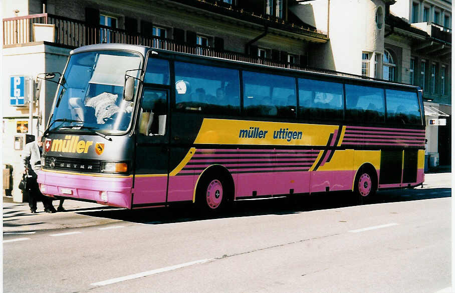 (039'401) - M�ller, Uttigen - BE 293'882 - Setra am 27. Februar 2000 beim Bahnhof Spiez