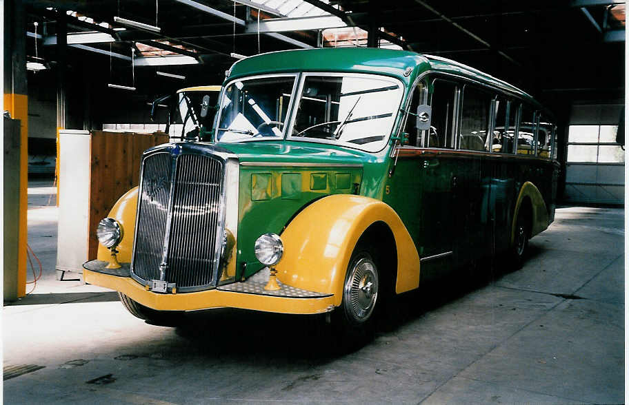 (039'424) - STI Thun - Nr. 15 - Saurer/Gangloff (ex AvH Heimenschwand Nr. 5) am 2. M�rz 2000 in Thun, Garage