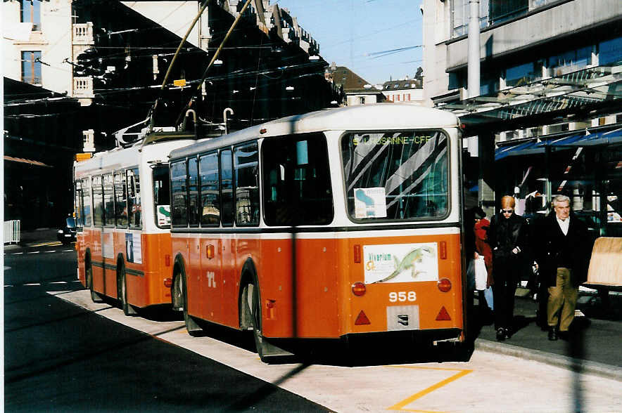 (039'435) - TL Lausanne - Nr. 958 - Rochat/Lauber Personenanh�nger am 5. M�rz 2000 beim Bahnhof Lausanne