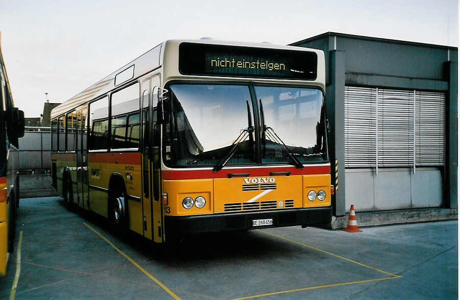 (039'529) - Steiner, Ortschwaben - Nr. 13/BE 268'456 - Volvo/Lauber am 5. M�rz 2000 in Bern, Postautostation