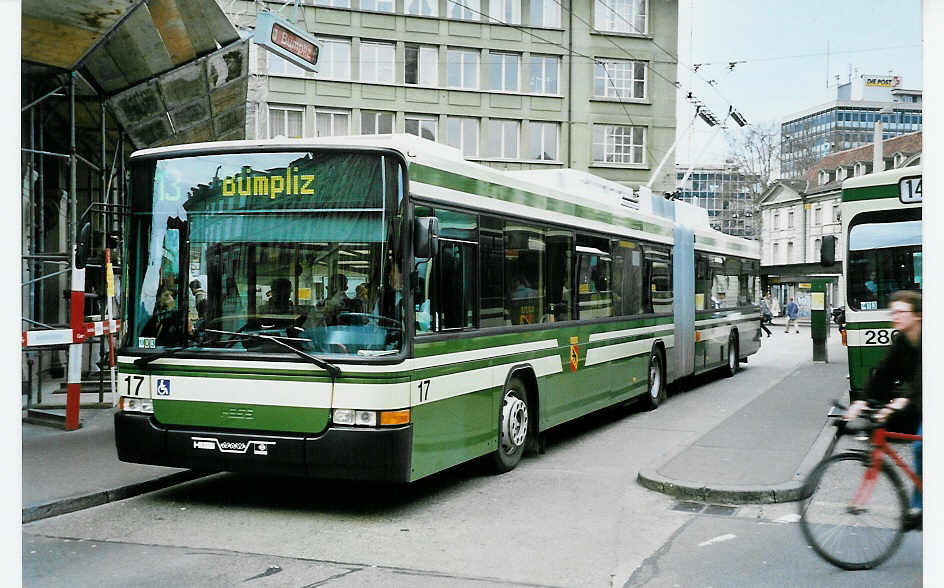 (039'615) - SVB Bern - Nr. 17 - NAW/Hess Gelenktrolleybus am 14. M�rz 2000 beim Bahnhof Bern