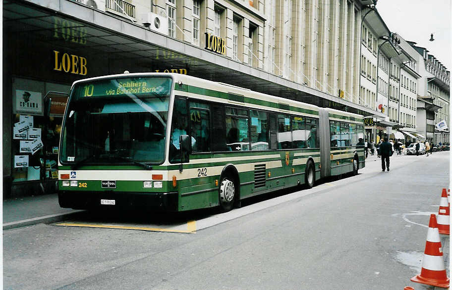 (039'701) - SVB Bern - Nr. 242/BE 518'242 - Van Hool am 14. M�rz 2000 beim Bahnhof Bern