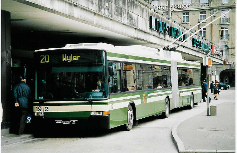 (039'715) - SVB Bern - Nr. 19 - NAW/Hess Gelenktrolleybus am 14. M�rz 2000 beim Bahnhof Bern