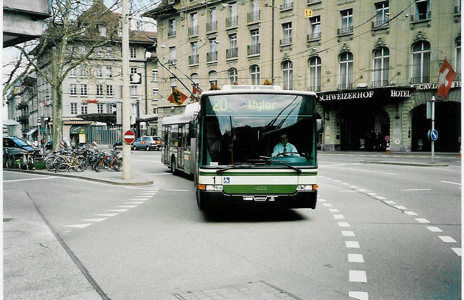 (039'718) - SVB Bern - Nr. 1 - NAW/Hess Gelenktrolleybus am 14. M�rz 2000 beim Bahnhof Bern