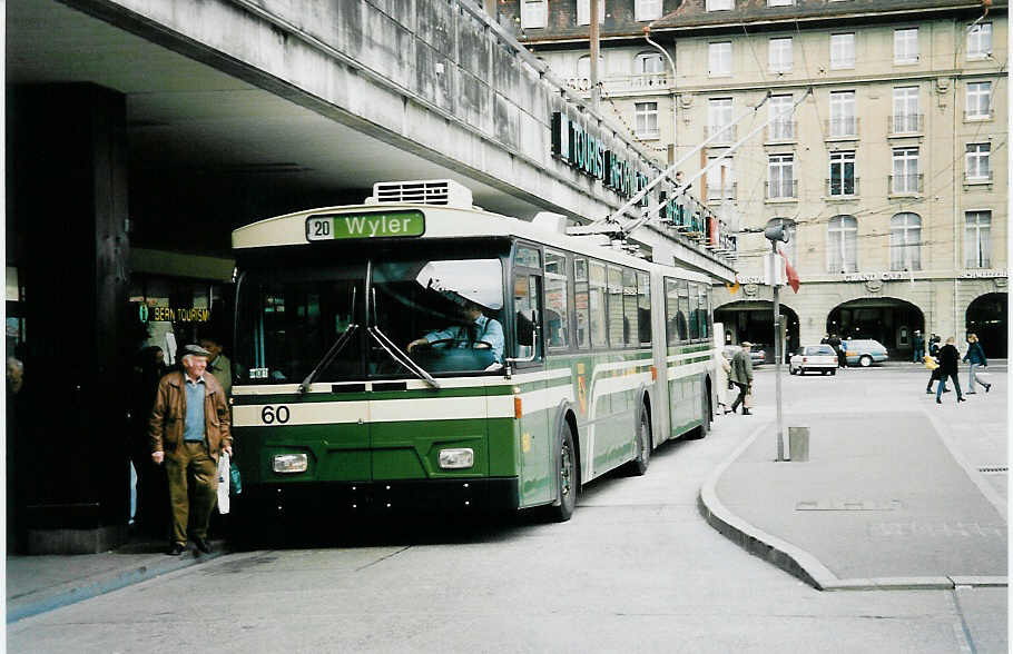 (039'736) - SVB Bern - Nr. 60 - FBW/Hess Gelenktrolleybus am 14. M�rz 2000 beim Bahnhof Bern