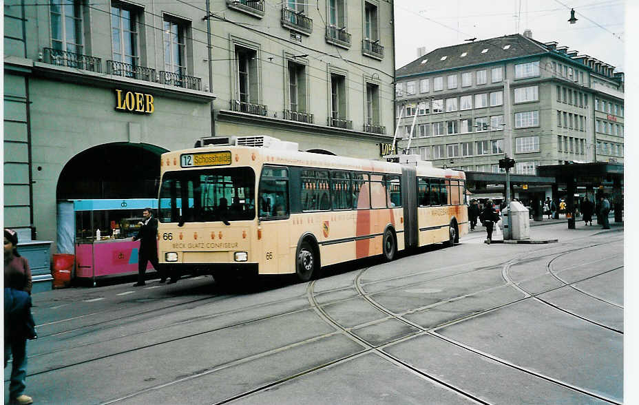 (039'801) - SVB Bern - Nr. 66 - Volvo/Hess Gelenktrolleybus am 14. M�rz 2000 beim Bahnhof Bern