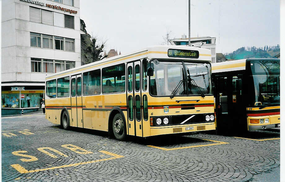 (039'825) - STI Thun - Nr. 6/BE 26'667 - Volvo/FHS (ex TSG Blumenstein Nr. 6) am 17. M�rz 2000 beim Bahnhof Thun