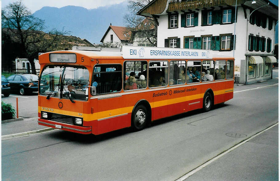 (039'827) - BOB Interlaken - Nr. 1/BE 349'333 - Volvo/Lauber am 17. M�rz 2000 in Matten, Dorfstrasse