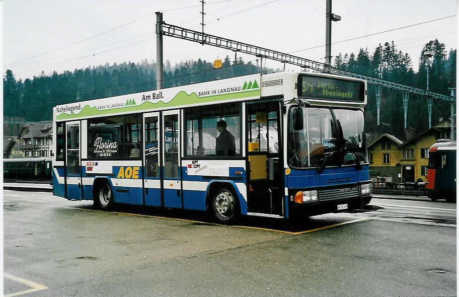 (039'831) - AOE Langnau - Nr. 9/BE 387'470 - Neoplan am 18. M�rz 2000 beim Bahnhof Langnau