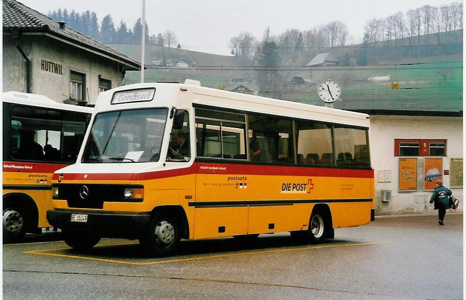 (039'832) - H�mmerli, Gondiswil - BE 80'849 - Mercedes/Kowex (ex P 22'013) am 18. M�rz 2000 beim Bahnhof Huttwil